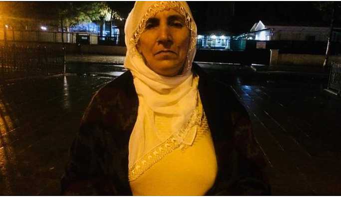 Çıplak ayakla gözaltına aldılar
