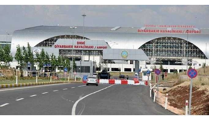 Diyarbakır Havaalanı’nda bir yolcu uçakta yaşamını yitirdi