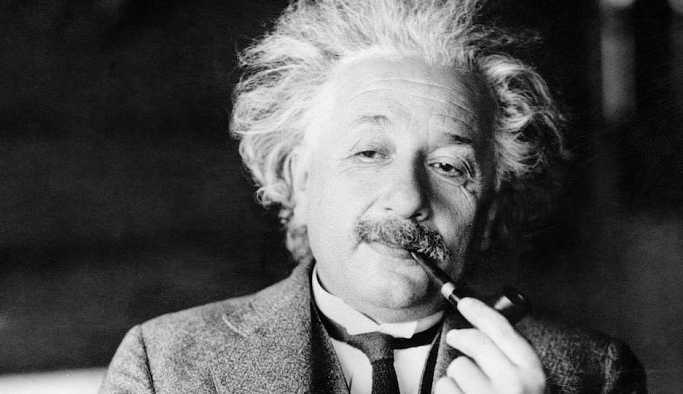 Einstein'ın Tanrı'yı reddettiği mektubu rekor fiyata satıldı