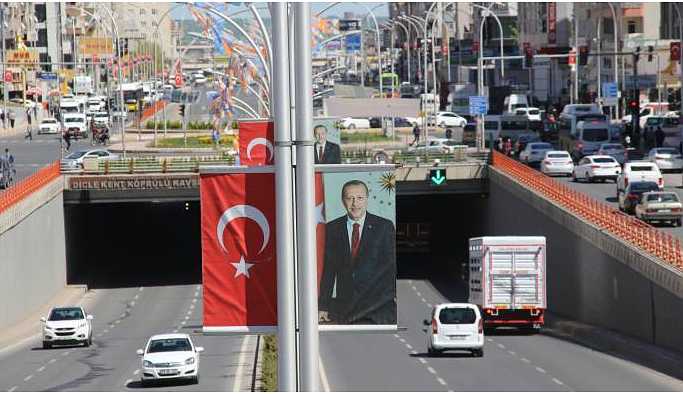 Erdoğan'a afiş ve bayrak düzenlemesi yanıtı: Kendinle başla!