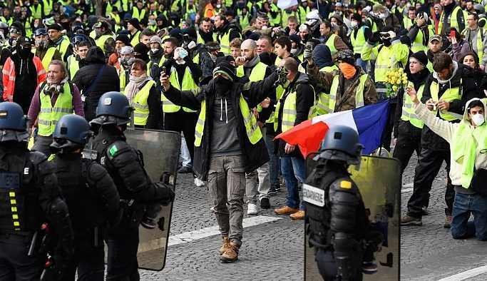 Fransa'da polis ve göstericilerin 'biber gazı' mücadelesi