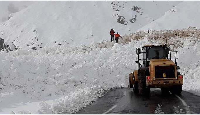 Hakkari - Şırnak yolu çığ düşmesi nedeniyle kapandı