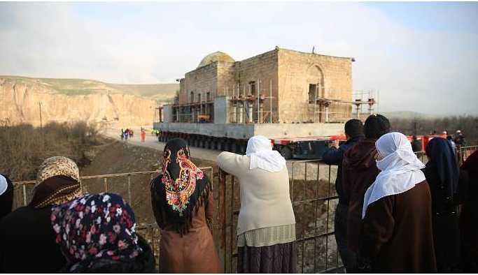 Hasankeyf'te 630 yıllık cami yerinden söküldü