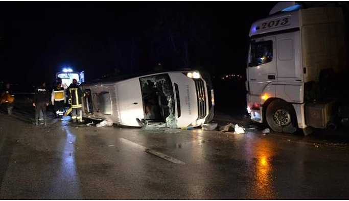 İşçileri taşıyan minibüs TIR'la çarpıştı: 4 ölü, 16 yaralı