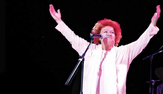Selda Bağcan, 'sanatçısın, siyasete karışma' diyenlere sahneden cevap verdi