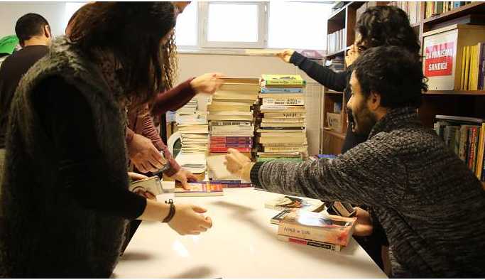 Tutuklulara yılbaşı için kartlar hazırladılar
