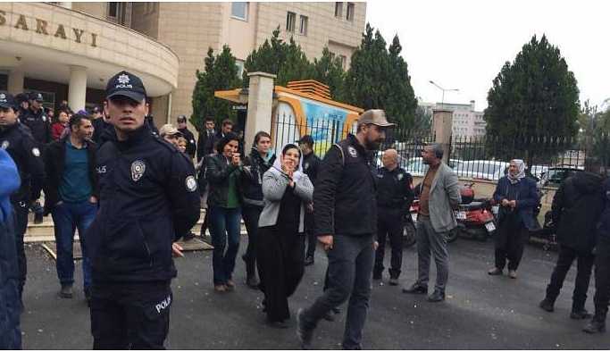 Urfa'da açlık grevine destek veren 5 kişi tutuklandı