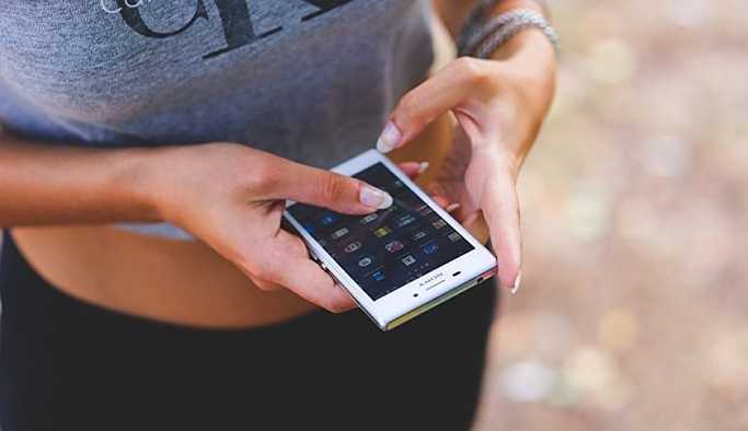 16 yaşındaki genç kız, telefonuna el koyan babasını polise ihbar etti