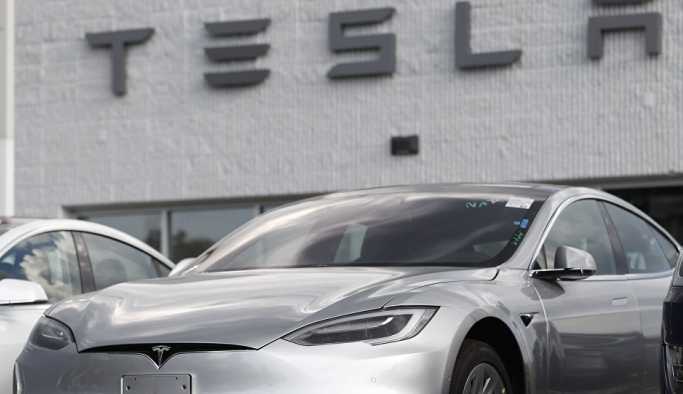 ABD menşeili Tesla'nın sürücüsüz aracı, Rusya yapımı robotla 'karşı karşıya geldi'