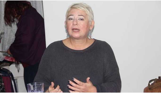 Ayşe Düzkan kitabını imzaladı