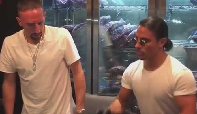 Bayern Münih'ten, altın kaplamalı et eleştirilerine hakaretle yanıt veren Ribery'ye ceza