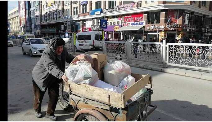 Dondurucu soğukta yük taşımak için bekliyorlar