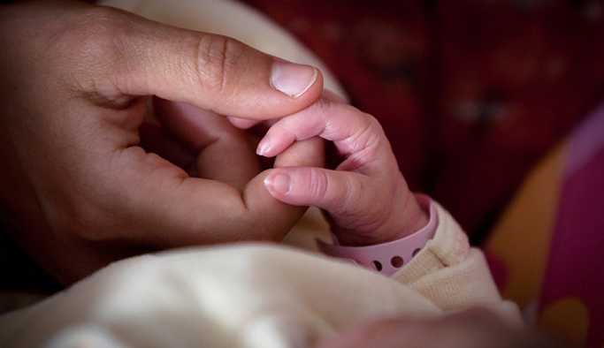 Hindistan'da 20 günlük bir kız bebek diri diri toprağa gömüldü