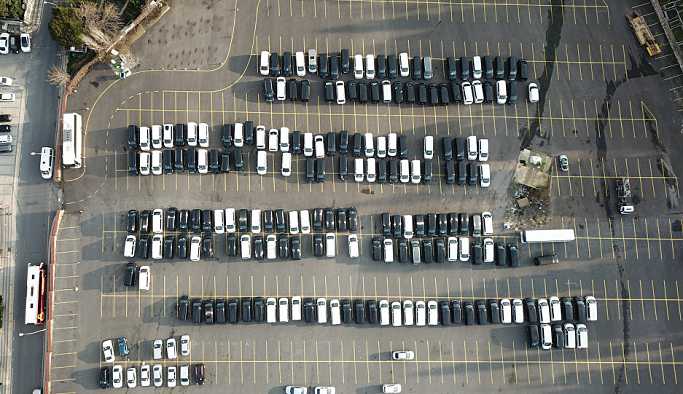 İstanbul'da yediemin otoparkları bağlanan UBER'lerle dolu