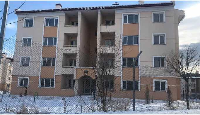 Kapısı zincirli boş binaya 76 seçmen yerleştirdiler