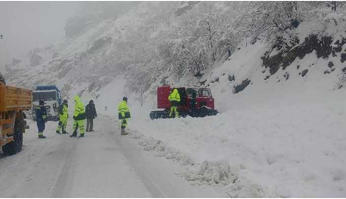 Kar yağınca yollar kapandı, eğitime ara verildi