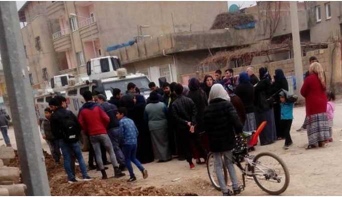 Nusaybin’de DEDAŞ ekipleri mahalleden çıkarıldı