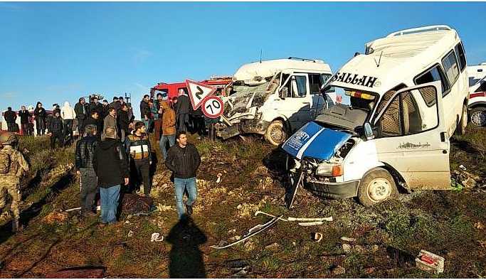 Öğrenci ve işçi servisi çarpıştı: 2 ölü, 21 yaralı