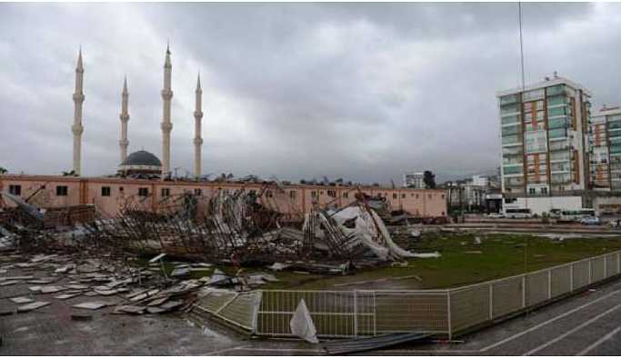 Olumsuz hava koşulları Antalya’da hayatı felç etti