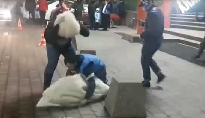 Rusya'da bir adam, evleneceği kadını kaçırmaya çalışırken iki kez düştü: Gelin adayının burnu kırıldı