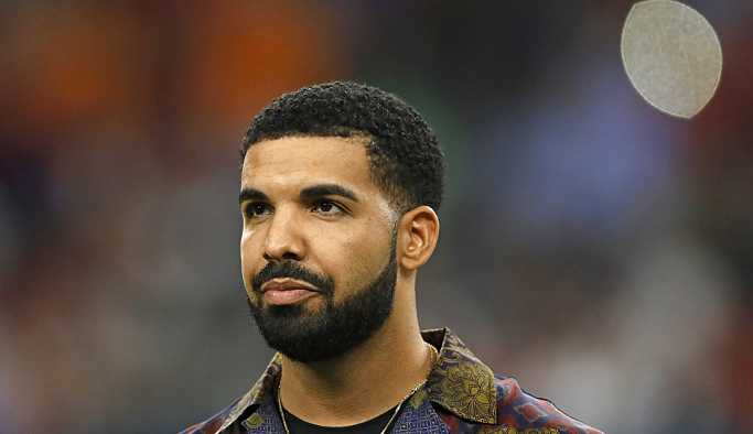 Sahnede 17 yaşındaki hayranını öpen Drake eleştirilerin hedefinde