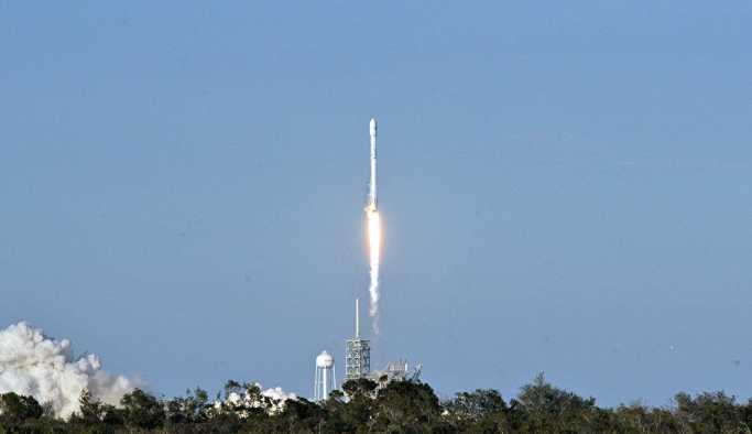 SpaceX, 10 haberleşme uydusunu yörüngeye gönderdi