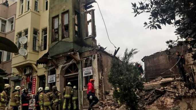 Yedikule'de bina çöktü: 4 yaralı