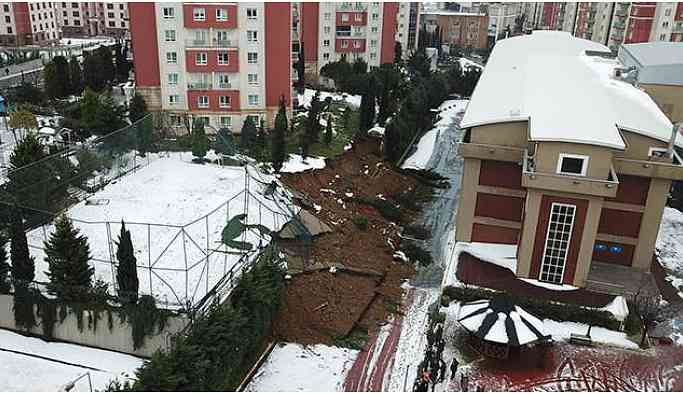 Başakşehir'de bir okulun istinat duvarı çöktü