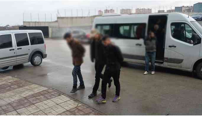 Gözaltına alınan gençler avukatlarıyla görüştürülmüyor