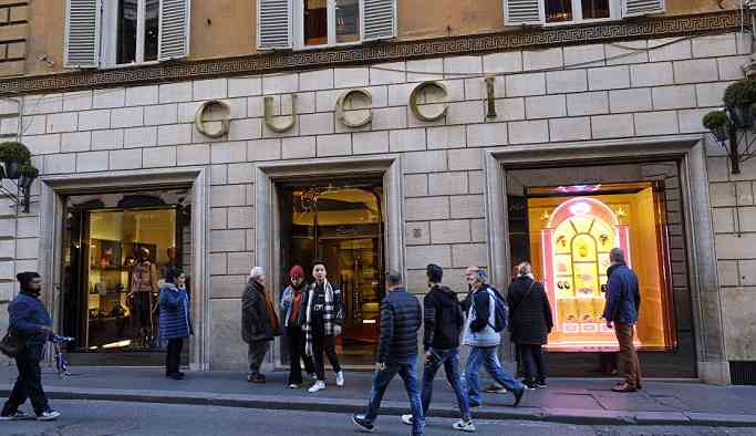 Gucci ırkçılık eleştirilerinin ardından siyah kazağını satıştan kaldırdı