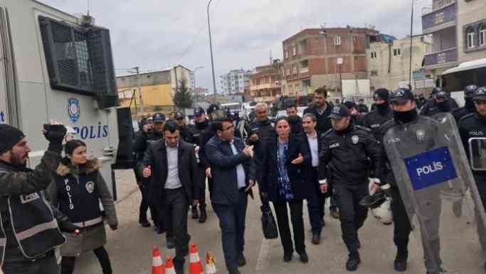 HDP'li vekiller polis engeline rağmen yürüyor