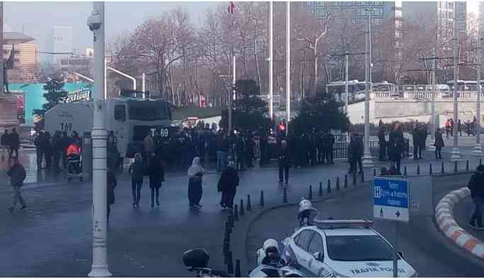 HDP’nin yürüyüşü öncesi Taksim’de polis ablukası
