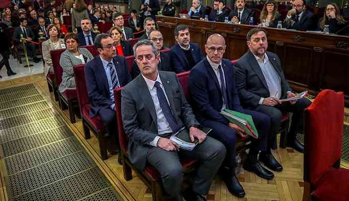 Katalan bağımsızlık liderleri sanık sandalyesinde, İspanya hükümeti bıçak sırtında