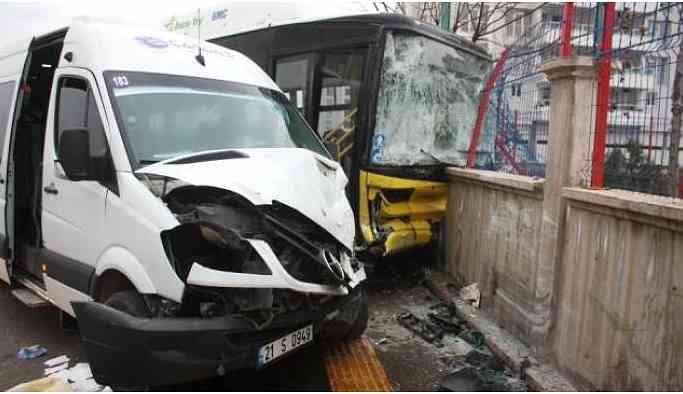 Kayapınar’da trafik kazası: 22 yaralı