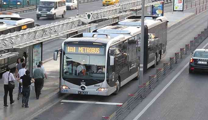 Metrobüste 'Biraz ilerle' tartışması: 1 kişi bıçaklandı