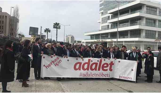 Adalet Nöbeti İzmir’de sürüyor