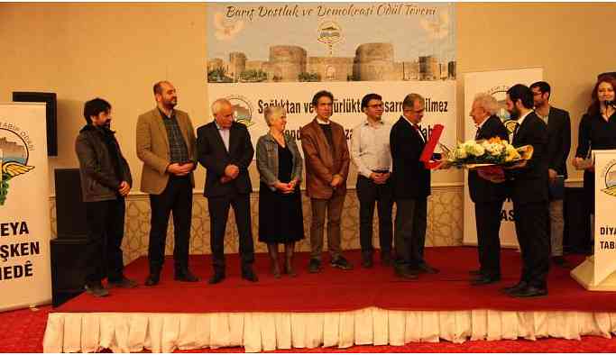 'Barış, Dostluk ve Demokrasi Ödülü' Hamzaoğlu'na verildi