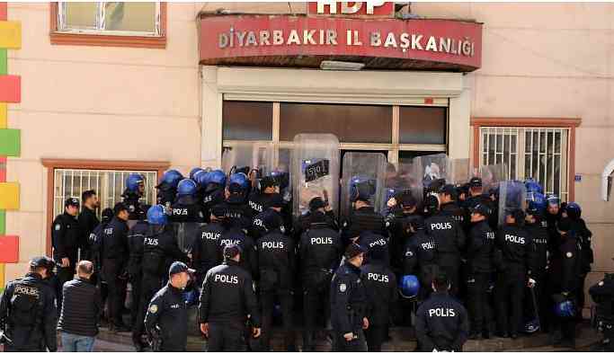 HDP Diyarbakır il binası 114 gündür abluka altında: 5 polis baskınında 81 gözaltı