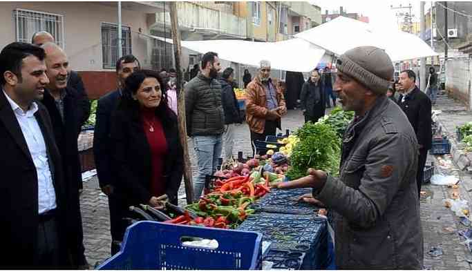 HDP'li adaylara seçmenler yoğun ilgi gösteriyor