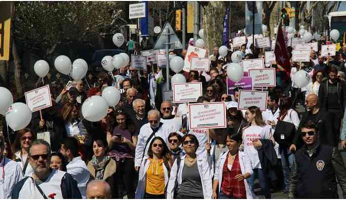 Hekimler Kadıköy'de yürüdü: Mücadeleye devam