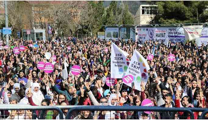 Kadınlar renkleriyle İstasyon Meydanı’na aktı