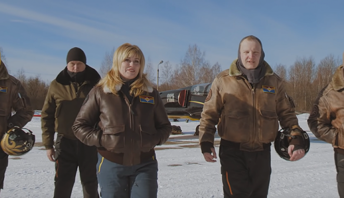 Rus hava akrobasisi grubu, Captain Marvel'e selam çaktı