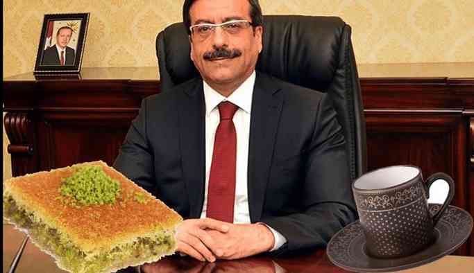 Kayyum sefa sürmüş: “1 ton 600 kilo fıstıklı kadayıf yemişler”