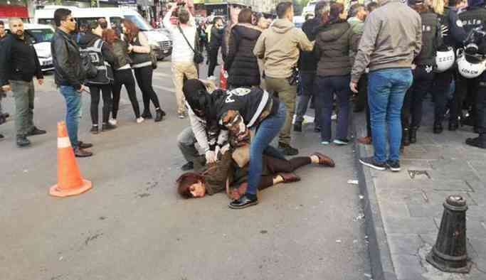 Annelere yönelik polis şiddetini kınayan KESK üyeleri yerlerde sürüklendi