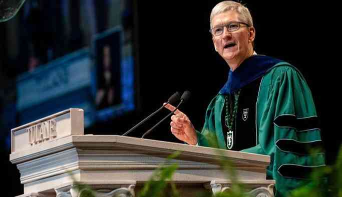 Apple CEO'sundan gençlere 'devrimci davranış' çağrısı
