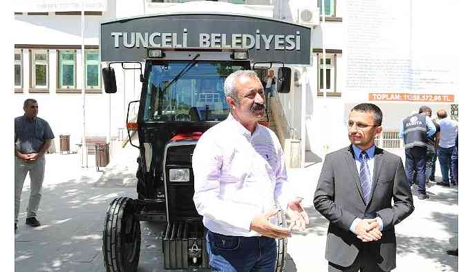 Çiftçiler gününde Komünist Başkan'a traktör hediye etti ...