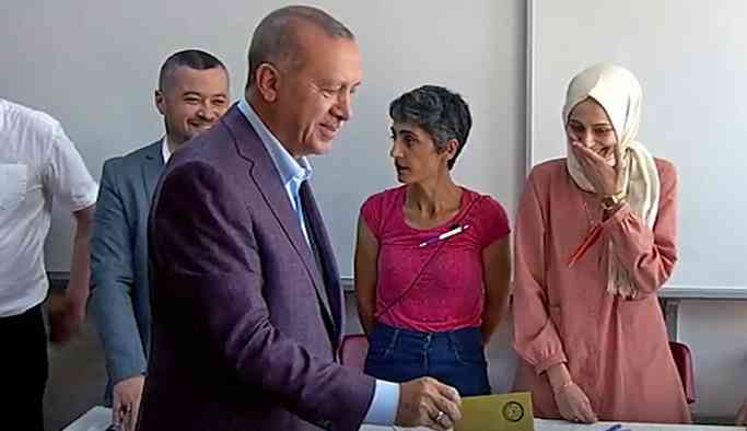 Erdoğan'a yüz çeviren kadın: Tepki göstermemek ‘fıtratıma aykırı’