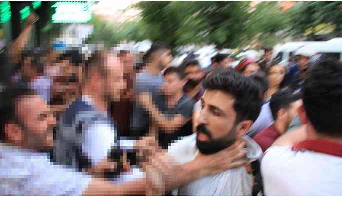 Boğazını sıktığı danışmanı boğmaya çalıştı