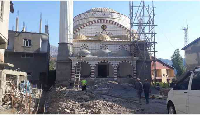 'Çürüdü' denilerek yıkılan cami için 'terör saldırısı' dendi