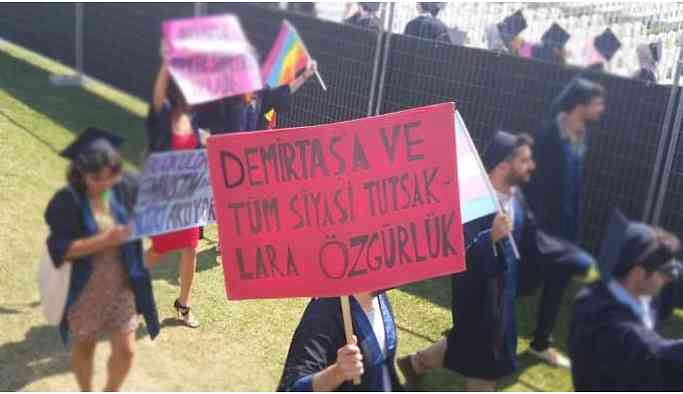 Demirtaş pankartı taşıyan öğrenciye soruşturma